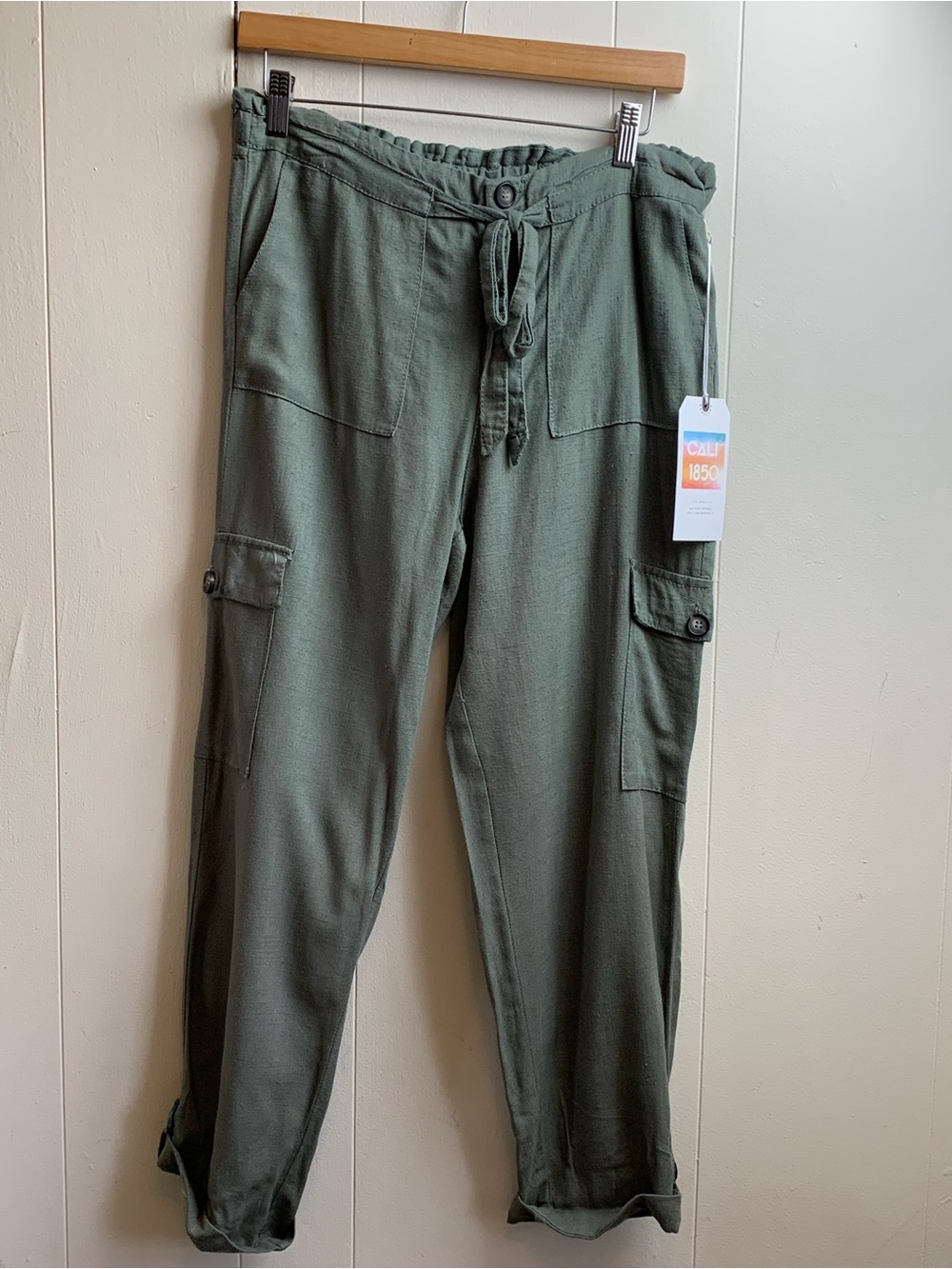 CALI 1850 Relaxed Straight-Leg Cargo Pants in Olive Green linen